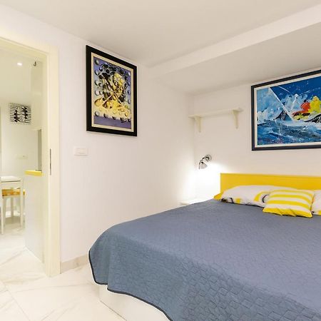 Apartment In The Heart Of Carera Street Ровінь Екстер'єр фото