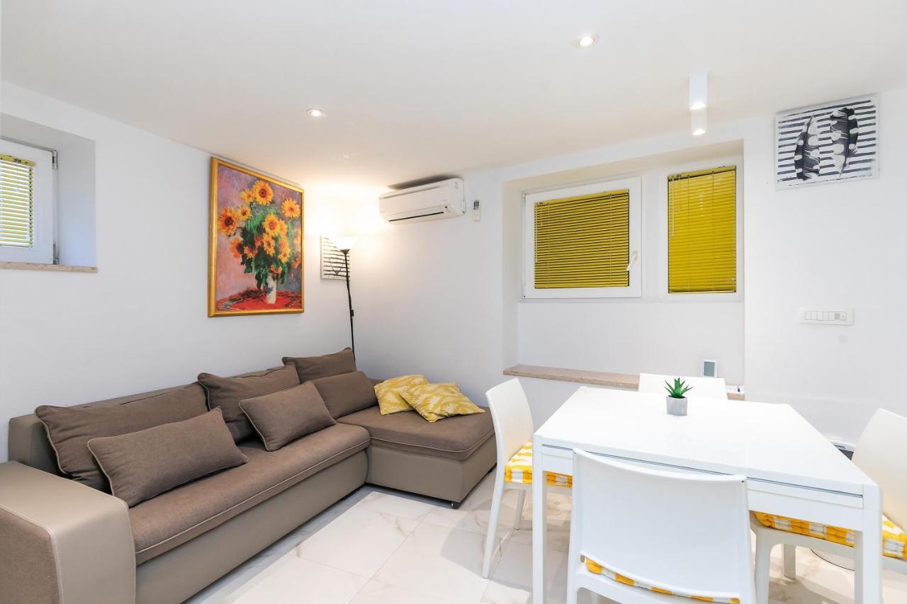 Apartment In The Heart Of Carera Street Ровінь Екстер'єр фото