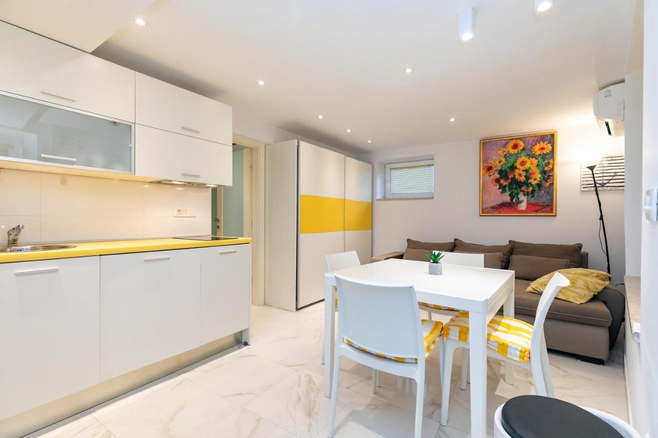 Apartment In The Heart Of Carera Street Ровінь Екстер'єр фото