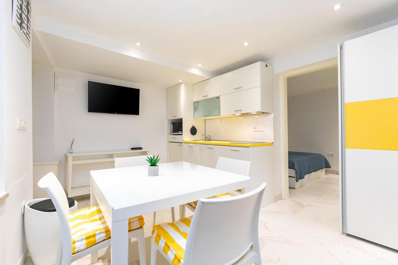 Apartment In The Heart Of Carera Street Ровінь Екстер'єр фото
